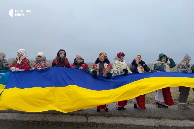 На кордоні з Рівненщиною створили живий ланцюг