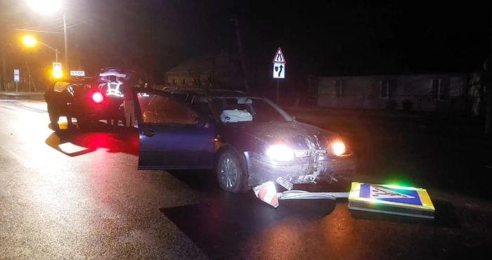 На Володимирській пʼяний водій на швидкості збив дорожні знаки