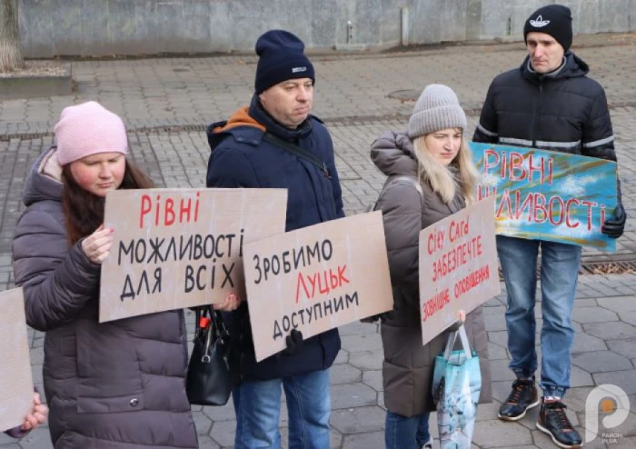 У Луцьку люди з порушеннями зору протестували через неякісне сповіщення зупинок у громадському транспорті