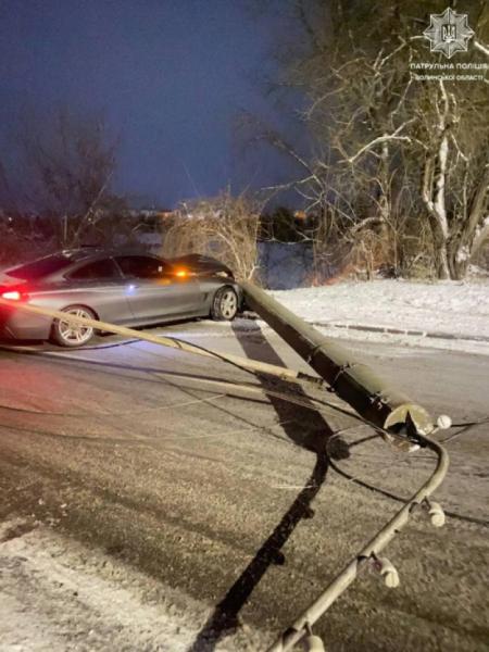 У Луцьку водій BMW збив електроопору