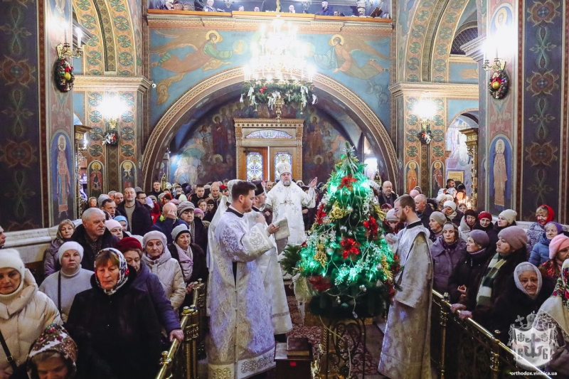 У Вінницькому соборі провели святкове богослужіння та освячення води. Фото