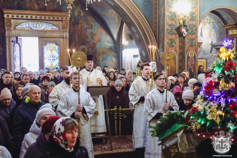 У Вінницькому соборі провели святкове богослужіння та освячення води. Фото