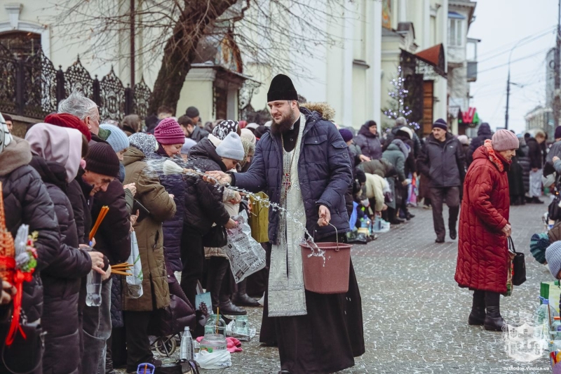 У Вінницькому соборі провели святкове богослужіння та освячення води. Фото