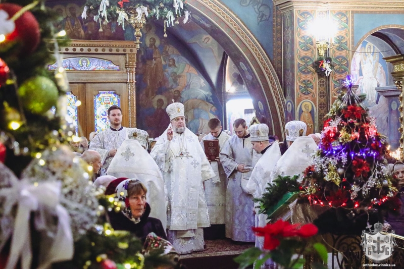 У Вінницькому соборі провели святкове богослужіння та освячення води. Фото