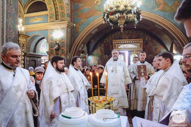 У Вінницькому соборі провели святкове богослужіння та освячення води. Фото