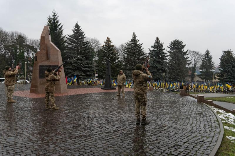 Ужгород сьогодні попрощався із полеглим захисником – учителем ліцею №15, старшим сержантом Василем Габрусем