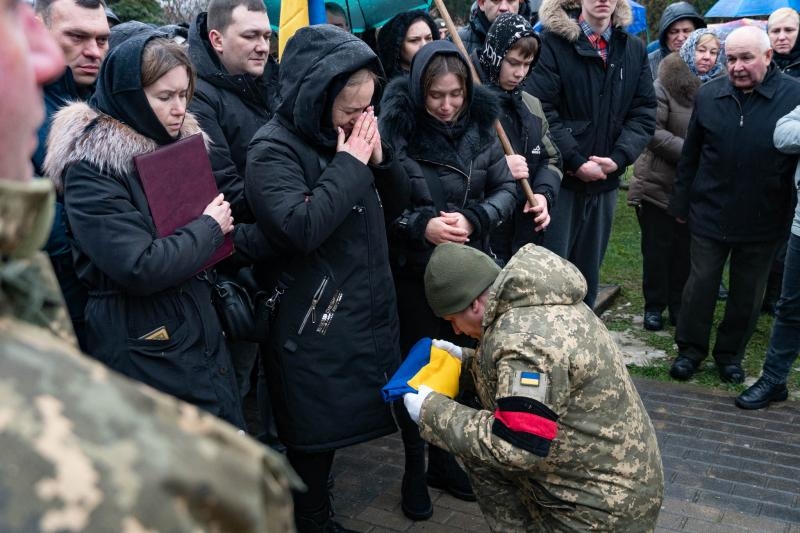 Ужгород сьогодні попрощався із полеглим захисником – учителем ліцею №15, старшим сержантом Василем Габрусем