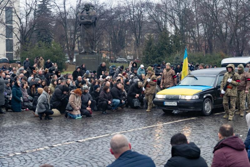 Ужгород сьогодні попрощався із полеглим захисником – учителем ліцею №15, старшим сержантом Василем Габрусем