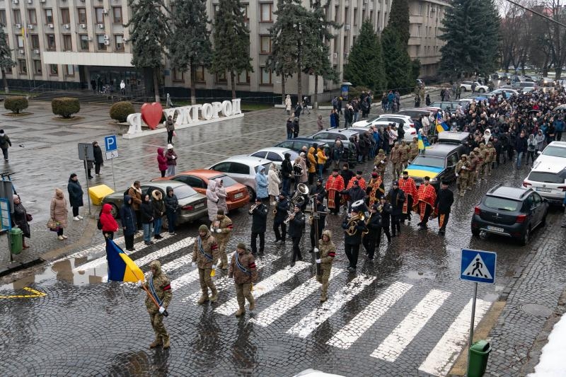 Ужгород сьогодні попрощався із полеглим захисником – учителем ліцею №15, старшим сержантом Василем Габрусем