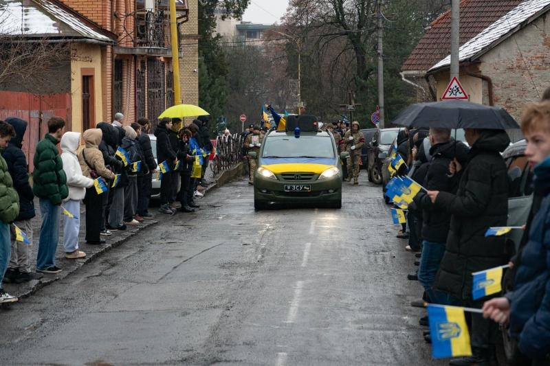 Ужгород сьогодні попрощався із полеглим захисником – учителем ліцею №15, старшим сержантом Василем Габрусем