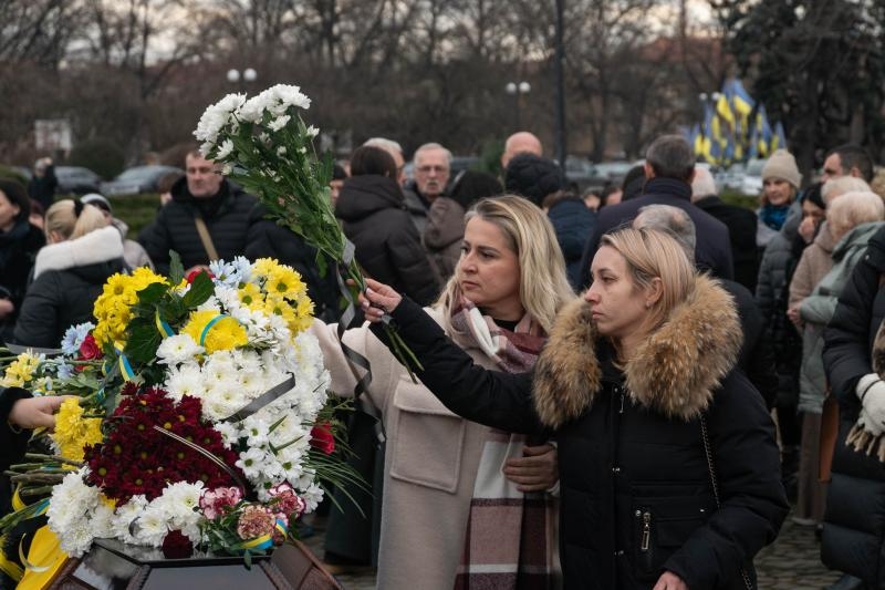 В Ужгороді сьогодні попрощалися із 46-річним захисником, солдатом Сергієм Подвичем