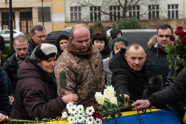 В Ужгороді сьогодні попрощалися із 46-річним захисником, солдатом Сергієм Подвичем