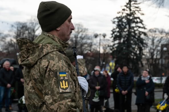 В Ужгороді сьогодні попрощалися із 46-річним захисником, солдатом Сергієм Подвичем