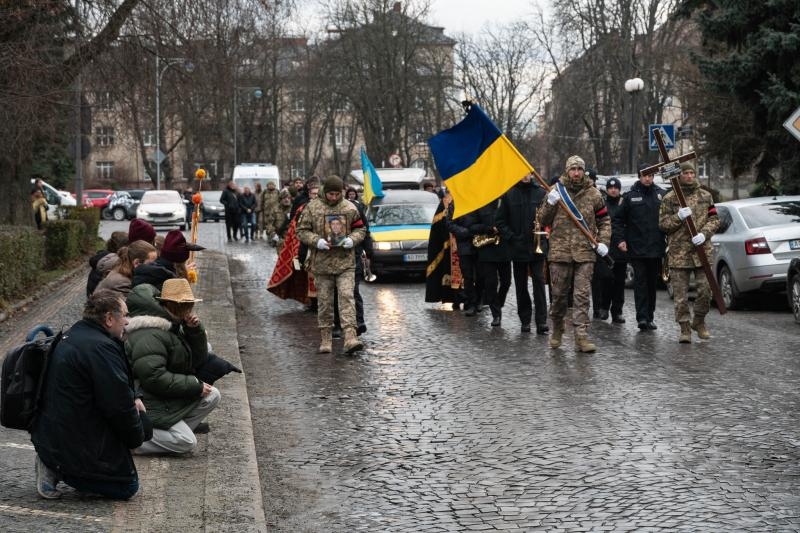 В Ужгороді сьогодні попрощалися із 46-річним захисником, солдатом Сергієм Подвичем