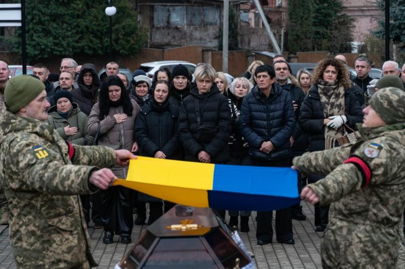 В Ужгороді сьогодні попрощалися із 46-річним захисником, солдатом Сергієм Подвичем