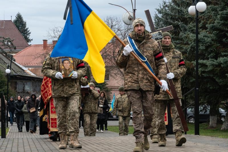 В Ужгороді сьогодні попрощалися із 46-річним захисником, солдатом Сергієм Подвичем