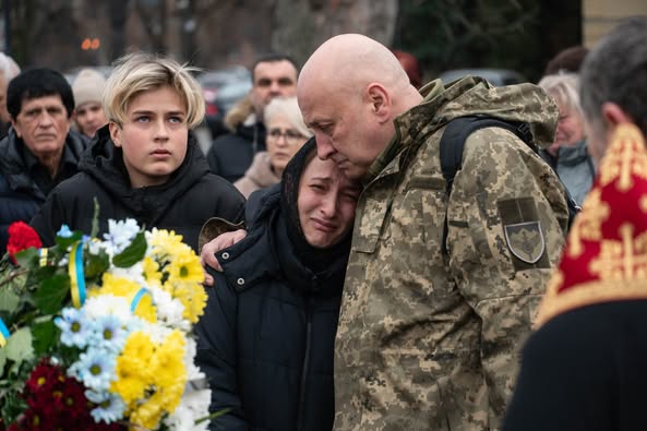 В Ужгороді сьогодні попрощалися із 46-річним захисником, солдатом Сергієм Подвичем