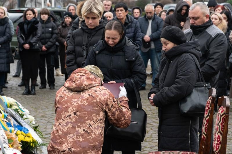 В Ужгороді сьогодні попрощалися із 46-річним захисником, солдатом Сергієм Подвичем