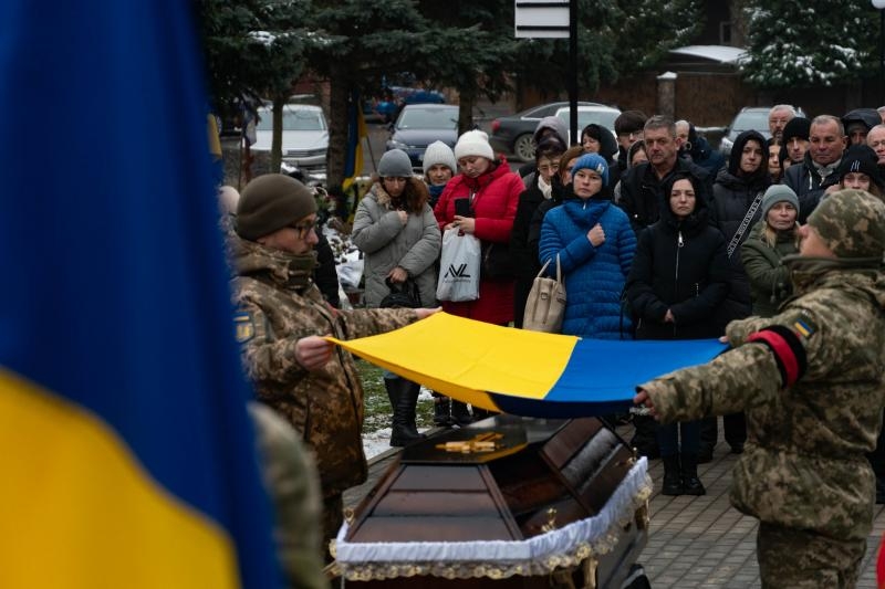 В Ужгороді сьогодні провели 37-річного захисника Валерія Маковського