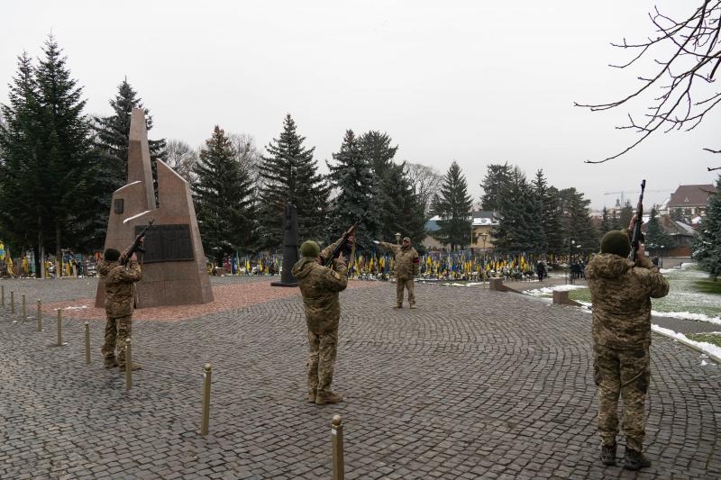 В Ужгороді сьогодні провели 37-річного захисника Валерія Маковського