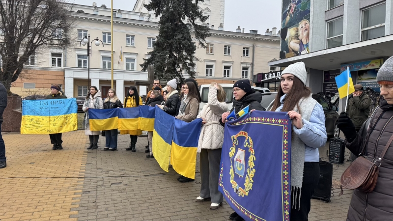 Вінничани утворили «живий ланцюг» у центрі міста до Дня Соборності України