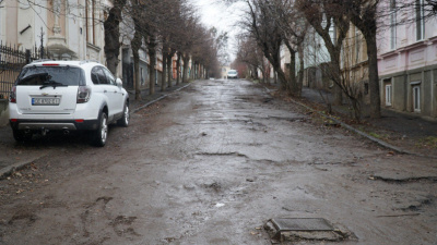 Замість тротуару - калюжі та болото у центрі міста: у Чернівцях капітально відремонтують вулицю за 32 мільйони гривень