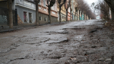 Замість тротуару - калюжі та болото у центрі міста: у Чернівцях капітально відремонтують вулицю за 32 мільйони гривень