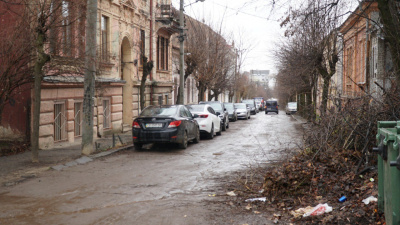 Замість тротуару - калюжі та болото у центрі міста: у Чернівцях капітально відремонтують вулицю за 32 мільйони гривень