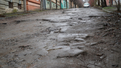 Замість тротуару - калюжі та болото у центрі міста: у Чернівцях капітально відремонтують вулицю за 32 мільйони гривень