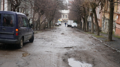 Замість тротуару - калюжі та болото у центрі міста: у Чернівцях капітально відремонтують вулицю за 32 мільйони гривень